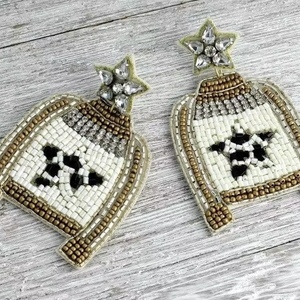 Boucles d'oreilles en perles lapin de Pâques et carotte, et boucles d'oreilles clous perroquet artisanales ornées de perles de la marque BaubleBar - Product Image 4