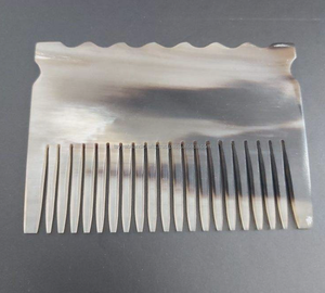 Peigne en corne naturelle poli, motif marin animalier, pour le soin des cheveux, élégant, pour salon et usage domestique - Product Image 1