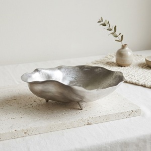 Grand bol décoratif en métal argenté en forme de coquille d'huître, centre de table de luxe en acier inoxydable martelé pour la décoration de table de maison moderne de style côtier - Product Image 1