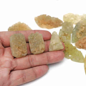 พลอยเพรนไนต์ดรูซี่ทรงหลังเบี้ย ทำด้วยมือ สีเขียว หินหลวม ขัดเงา จำหน่ายจำนวนมาก สำหรับทำเครื่องประดับ - Product Image 6