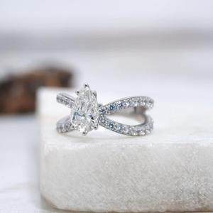 Bague de fiançailles en or blanc avec diamant taille poire et pierres latérales rondes, anneau pavé à branches fendues avec diamants d'appoint, luxe nuptial - Product Image 3