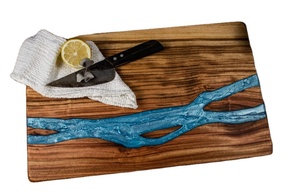 Planche à découper de luxe en bois d'olivier et résine époxy faite à la main taille personnalisée, bloc de cuisine coloré - Product Image 2