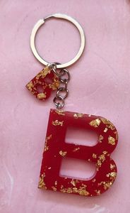 Porte-clés personnalisé en résine époxy fait main avec un pendentif lettre unique, accessoire de porte-clés élégant et personnalisé - Product Image 5