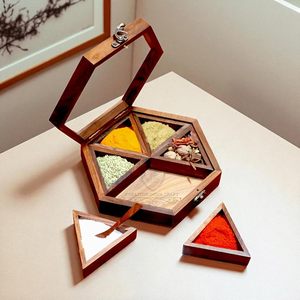 Caja de especias hexagonal de madera hecha a mano con tapa tallada y almacenamiento compartimentado para uso en la cocina. - Product Image 2