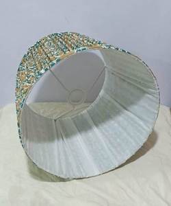 Abat-jour plissé Empire très demandé en tissu lin Anna pour lampe de chevet ou de bureau, avec douilles E27 et anneaux de fixation inférieurs. - Product Image 2