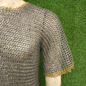 Haubert médiéval en acier doux à anneaux rivetés, avec bordure en anneaux de laiton, demi-manches, armure de chevalier pour reconstitution historique - Product Image 5