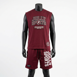 Conjunto deportivo para hombre de camiseta sin mangas de jersey de algodón premium de 220 GSM y pantalones cortos de malla, color granate, con impresión de logotipo personalizado. - Product Image 1