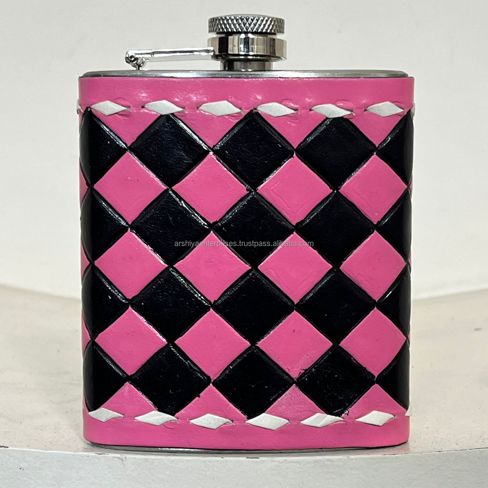 ลายตารางหมากรุกสีชมพูและดำ