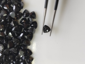 Spinelle noire naturelle 6 mm taille triligne, pierre précieuse de qualité supérieure pour la fabrication de bijoux - Product Image 1