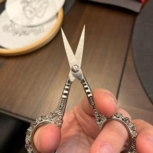 Tijeras de Lujo Hechas a Mano Resistentes al Óxido con Corte Suave, Agarre Cómodo, Personalización y Diseño de Boutique para Costura - Product Image 5