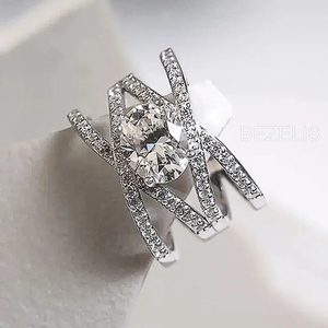 Anillo de compromiso ovalado multibanda entrecruzado con diamantes creados en laboratorio, oro blanco de 18K y pavé. - Product Image 2