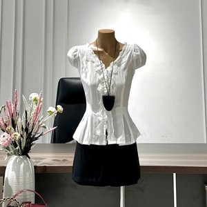 Elegante Conjunto de Dos Piezas para Mujer, Top Blanco Casual con Encaje y Falda Midi Negra, Corte Regular, Manga Corta - Product Image 5