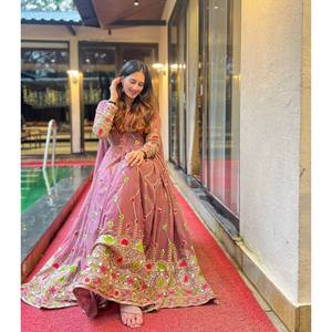Vestido Anarkali y Pantalón de Fiesta Hechos a Mano con Dupatta, Nuevo Diseño Floral Elegante, Silueta en A, Cintura Imperio - Product Image 4