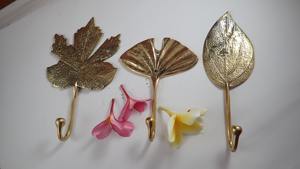 Crochet mural élégant en forme de feuille, support décoratif en métal adapté pour accrocher des bijoux, des chaînes, des ceintures et des accessoires de mode - Product Image 6