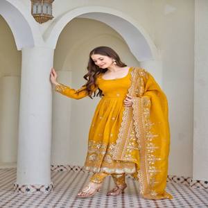 Ensemble Anarkali VASTRA COTTAGE élégant en soie épaisse et crépue avec broderie de fil pailleté, pantalon cousu et dupatta - Product Image 5
