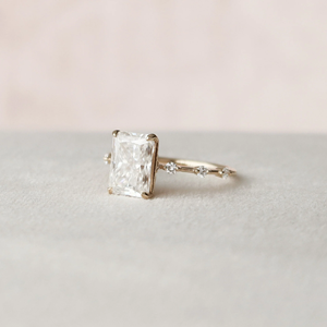 แหวนเพชรทรงเรเดียนท์คัท ทอง 14k พร้อมเพชรเลี้ยงในห้องปฏิบัติการที่ได้รับการรับรองจาก IGI สไตล์คลาสสิก - Product Image 3