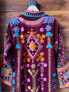 เสื้อแจ็คเก็ตยาวกำมะหยี่สีม่วงพรีเมียม ปักลายดอกไม้สไตล์โบฮีเมียน แขนยาว คอตั้ง สไตล์ชาติพันธุ์ เสื้อคลุมฤดูหนาว - Product Image 3