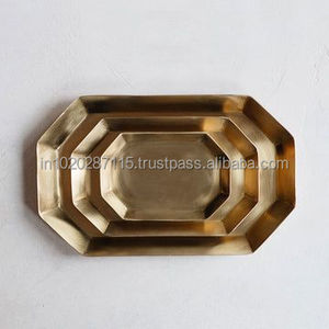 Bandeja de servicio redonda de latón con acabado dorado, superficie pulida con detalles elegantes, perfecta para una Decoración de cocina elegante - Product Image 6