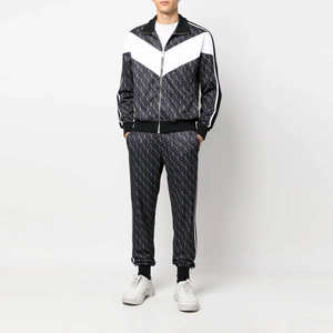 Ensemble deux pièces pour homme avec imprimé monogramme, veste zippée et pantalon de survêtement, style streetwear d'hiver, avec empiècements chevron et doublure polaire, vêtements de sport - Product Image 2