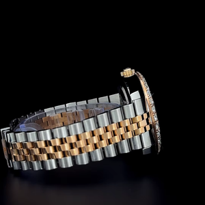 Elegante reloj de acero inoxidable con bisel de diamantes, hecho a mano, con incrustaciones de moissanita, completamente cubierto de moissanita, movimiento de cuarzo. - Product Image 2