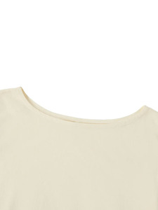 Nom du produit : T-shirt court noir à col bateau  Noms alternatifs : T-shirt court noir à col large pour femme, coupe ajustée, style crop top - Product Image 3