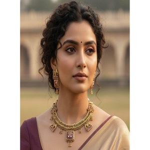 ชุดเครื่องประดับทองเหลืองชุบทองคุณภาพพรีเมียม ประดับด้วยเพชรคุณภาพสูง ดีไซน์แบบราชวัติ ประกอบด้วยสร้อยคอ ต่างหู และติกก้า เหมาะสำหรับเป็นของขวัญงานแต่งงานสำหรับผู้หญิง - Product Image 3