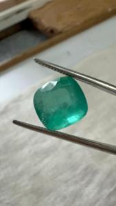 Émeraude naturelle zambienne de 4,25 carats, taille coussin, pierre précieuse non montée |   Pierre précieuse véritable de couleur verte, certifiée par un tiers, de qualité supérieure - Product Image 3