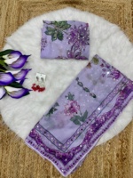 Saree sutra tabby lembut dengan cetakan digital dan bordir serta sulaman cermin asli, dilengkapi blus dengan bordir payet dan sulaman cermin.