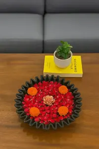 Paletas de colores que incluyen blanco, beige, verde, negro, marrón y tonos pastel suaves, lo que lo convierte en una decoración versátil. - Product Image 3