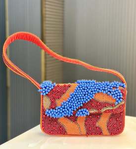 Bolso Rectangular Hecho a Mano con Patrón de Mariposa con Cuentas, Artesanía Textil, Obra de Arte Coleccionable - Product Image 4
