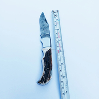 Couteau pliant Damas fait main en gros Couteau de chasse d'extérieur avec manche en corne de cerf avec étui en cuir