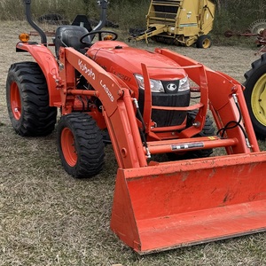 Tracteur de jardin 4x4 Kubota B2301, tracteur-chargeur-excavateur 4 roues motrices, tracteur agricole disponible en stock dès maintenant. - Product Image 5