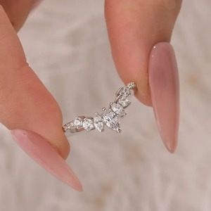 Élégante alliance de mariage en argent sterling 925 plaqué or jaune et blanc, sertie de moissanite vintage taille marquise et taille ronde, en forme de couronne - Product Image 3