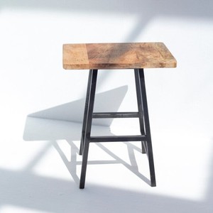Tabouret en bois de mangue Vandana Falcon Cresta pour une assise élégante à l'intérieur et à l'extérieur dans les maisons modernes - Product Image 1