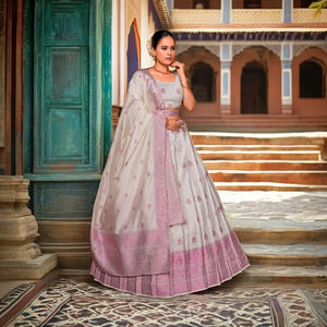 Lehenga Choli de Seda Banarasi con Delicado Tejido Floral, Borde Tradicional Ancho, Blusa Elegante y Dupatta a Juego - Product Image 4