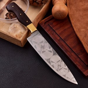 Couteau de chef artisanal en acier Damas style Punisher, manche en bois de rose et laiton, finition brossée, ambidextre, OEM - Product Image 3