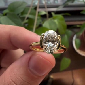 Anillo de Diamante Cultivado en Laboratorio con Corte Ovalado de Diseño de Lujo, Engastado en Media Bisel, con Oro Amarillo de 14K, con Certificado IGI y Claridad VVS - Product Image 1