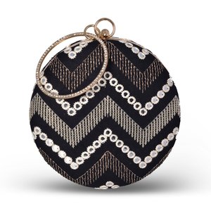 Pochette noire brodée avec des fils et des paillettes - Product Image 1