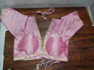 Chemisier ajusté de luxe pour femme en soie brute rose Sabyasachi, à manches longues, col cranté, bordure à sequins et ornements en Zari doré lourd, avec lien de fixation, pour mariage - Product Image 3
