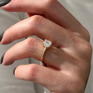Bague solitaire en diamant de laboratoire taille Asscher de 2 carats, bague de fiançailles en or 14 carats avec double griffe haute et sertissage cathédrale, certifiée IGI - Product Image 6
