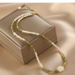 Collier en perles d'eau douce naturelles avec motif de rose blanche, tempérament féminin, pendentif en perles d'olivine, colliers de mode - Product Image 3