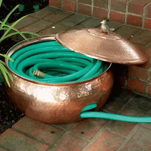 Pots à tuyaux décoratifs en métal élégants avec surface sculptée à la main pour un rangement et une organisation sécurisés des tuyaux de jardin en extérieur - Product Image 2