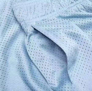 กางเกงขาสั้นผู้ชายสีฟ้าอ่อนผ้าตาข่ายเนื้อเรียบพร้อมกระเป๋าเอวยางยืด ระบายอากาศได้ดี เหมาะสำหรับใส่เล่นกีฬาหรือเป็นทางการ ผลิตจากโพลีเอสเตอร์ 100% เป็นมิตรต่อสิ่งแวดล้อม - Product Image 6