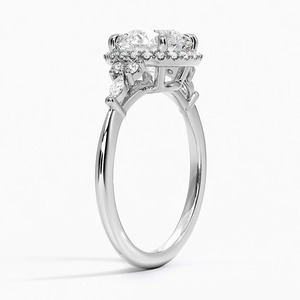 Bague de fiançailles en diamant taille brillant rond en or blanc 18 carats avec sertissage à griffes et pierres latérales, style classique pour femme - Product Image 6