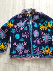 Veste d'hiver pour femme en velours brodé Suzani, style floral bohème ethnique, confectionnée à la main par un artisan indien, vente en gros pour l'exportation - Product Image 2