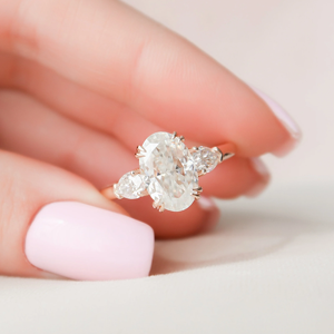 Anillo de Compromiso de Diamantes de Corte Ovalado en Oro Rosa, Engaste de Puntas, Joyería Fina Clásica para Mujer - Product Image 1