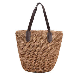 Optez pour une tenue décontractée avec ce sac en fil naturel tendance, doté d'une forme spacieuse et de bretelles confortables. - Product Image 1