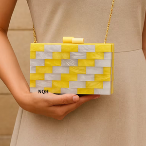 Pochette de luxe artisanale en bois et résine, durable et écologique, avec incrustation géométrique, sac à bandoulière avec chaîne, bouton et logo personnalisé - Product Image 1