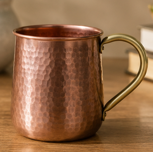 Mug en cuivre martelé avec poignée en laiton, style vintage, pour bar et usage domestique, vaisselle à cocktail isolée de style vintage. - Product Image 2