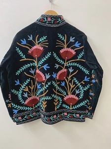 Veste en velours Suzani artistique haut de gamme pour femme, faite à la main, style bohème, courte, pour l'hiver, cadeau, vêtement ethnique, manteau femme d'art populaire - Product Image 1